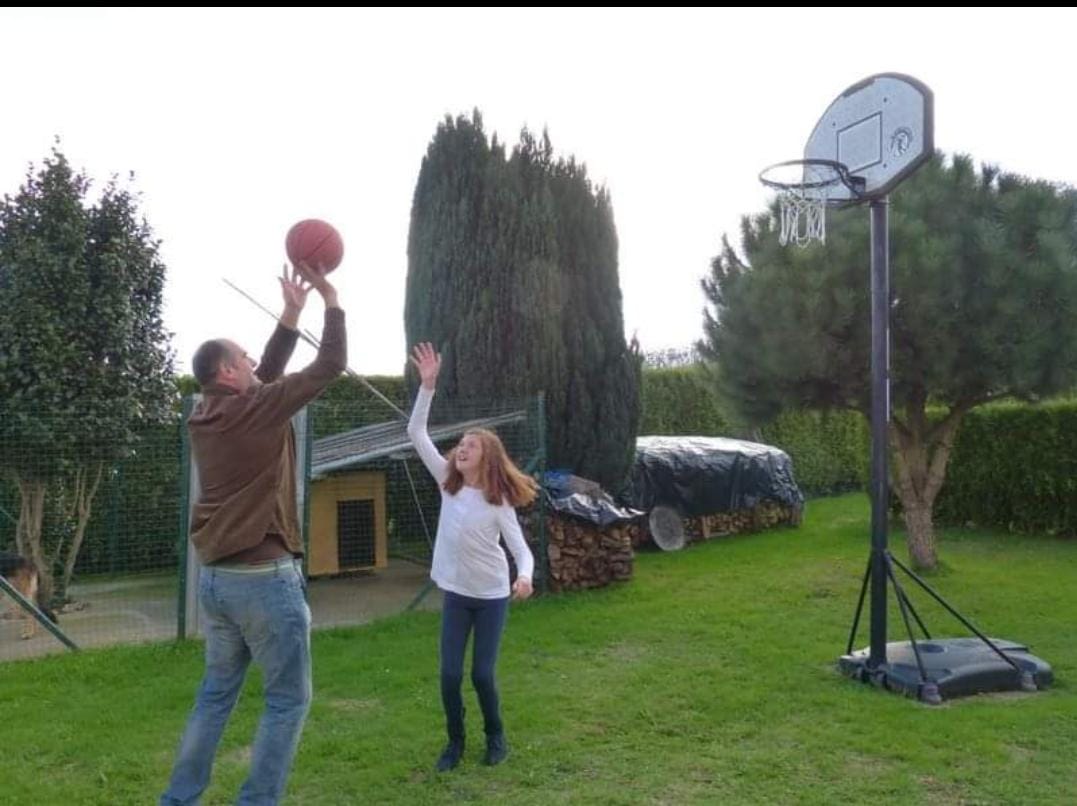 Elena de pequeña con un balón de baloncesto
