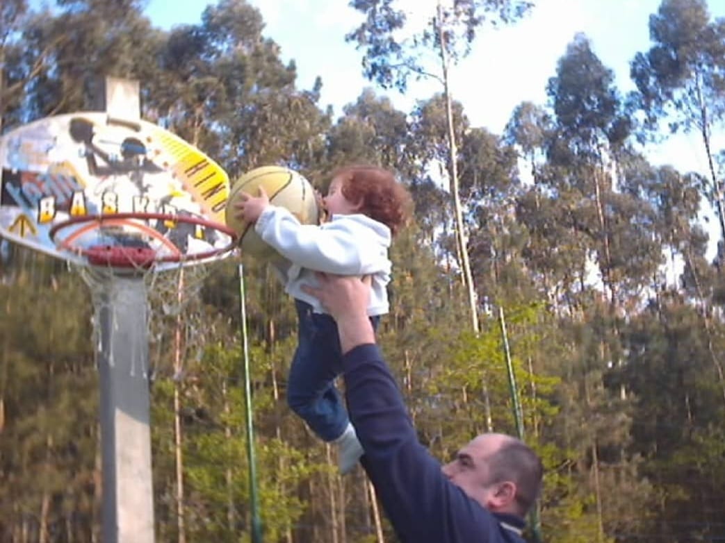 Elena jugando al baloncesto de niña