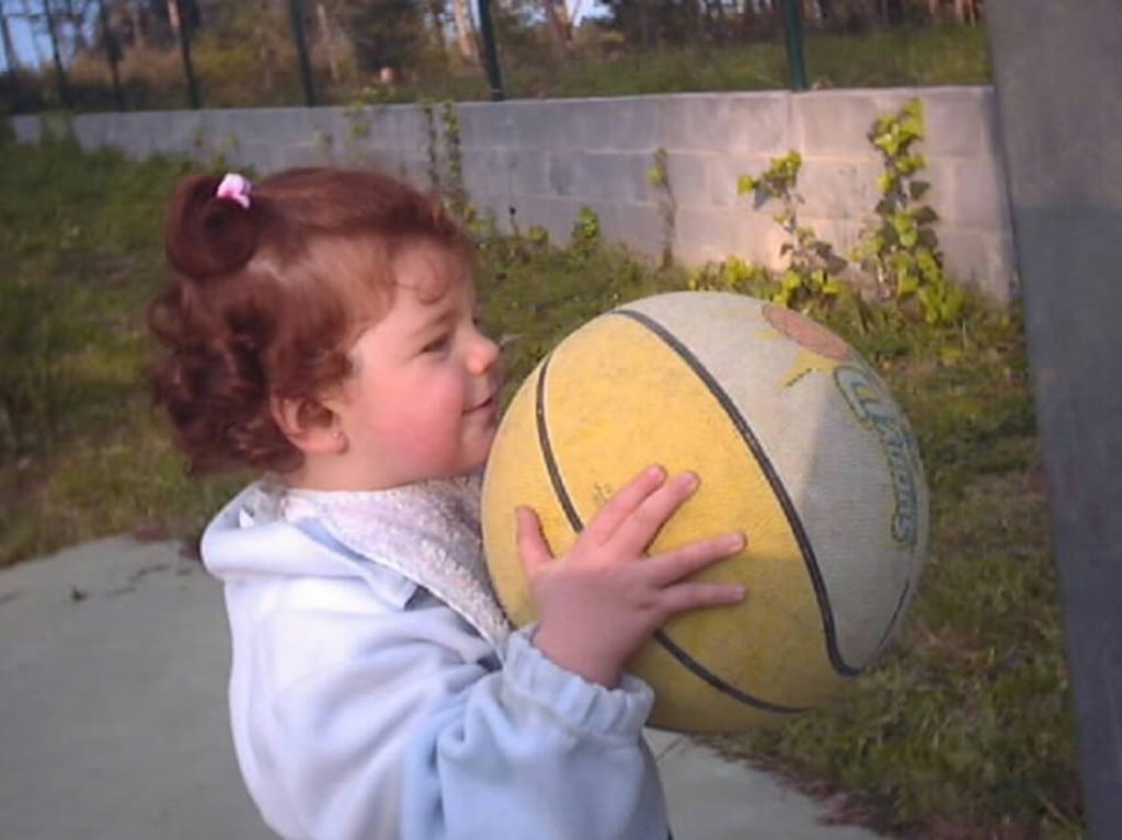 Elena de niña con un balón